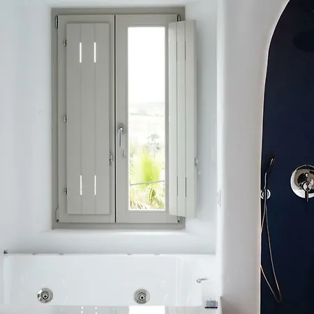 Superior * Naousa (Paros)